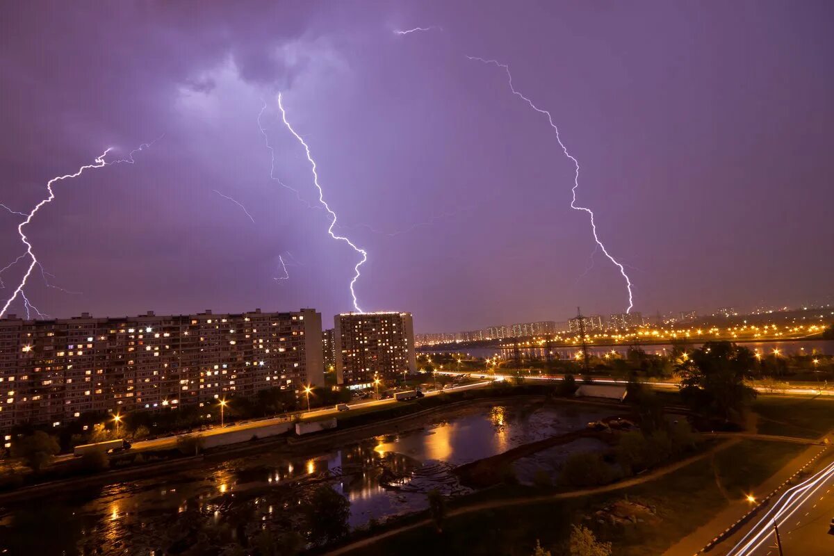 Ранняя гроза. Гроза в городе. Гроза и дождь. Гроза над городом. Майская гроза.