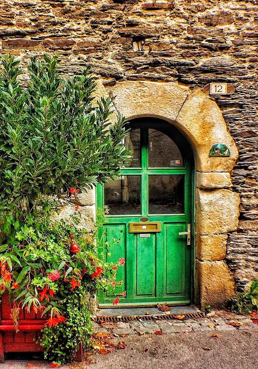 Красивые старые двери. Красивые двери. Старинная дверь. Дверь в старый дом. Двери в старинных домах.