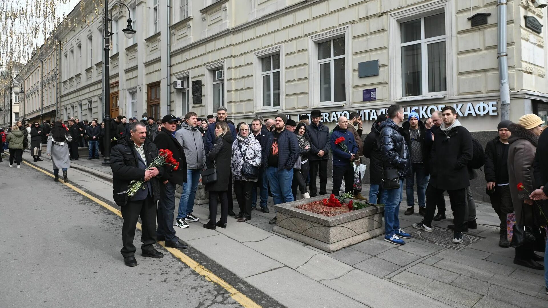 В Москве простились с Владимиром Жириновским. Люди в очереди. Похороны Жириновского дом союзов. Сколько народу пришли на похороны навального