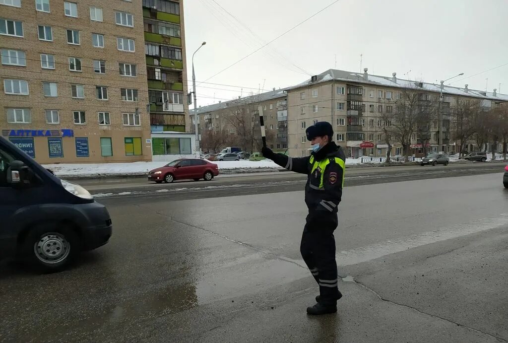 Работа гибдд магнитогорск. Инспектор ГИБДД Магнитогорск. Сотрудники ГИБДД Магнитогорск. Инспекторы ГАИ Магнитогорск. Рейд ГИБДД нетрезвый водитель.