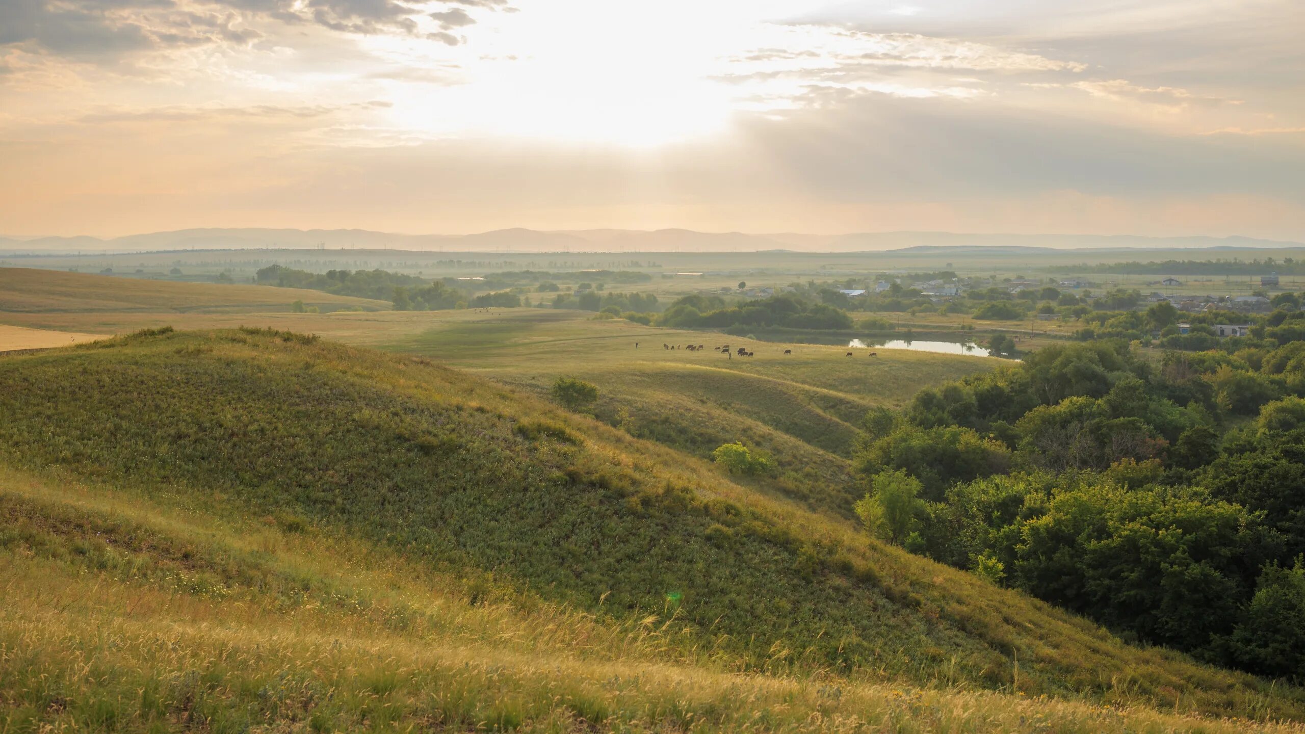 Оренбуржье фото. Поселок Белогорский Оренбургская область. Оренбург Южный Урал село природа. Беляевский район Оренбургская область горы. Оренбургский район Беляевское горы.