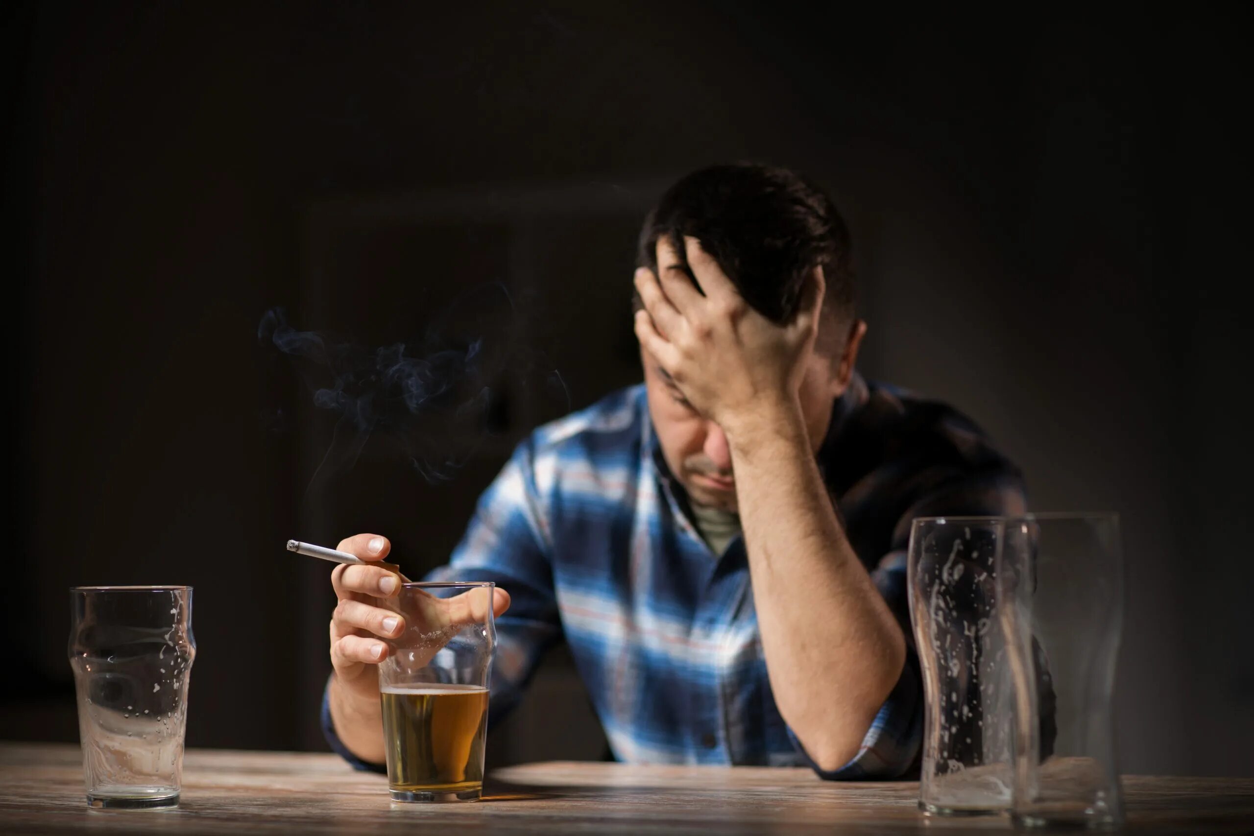 Картинка пьющий человек. Парень пьет. Курящий и пьющий человек. Алкоголизм.