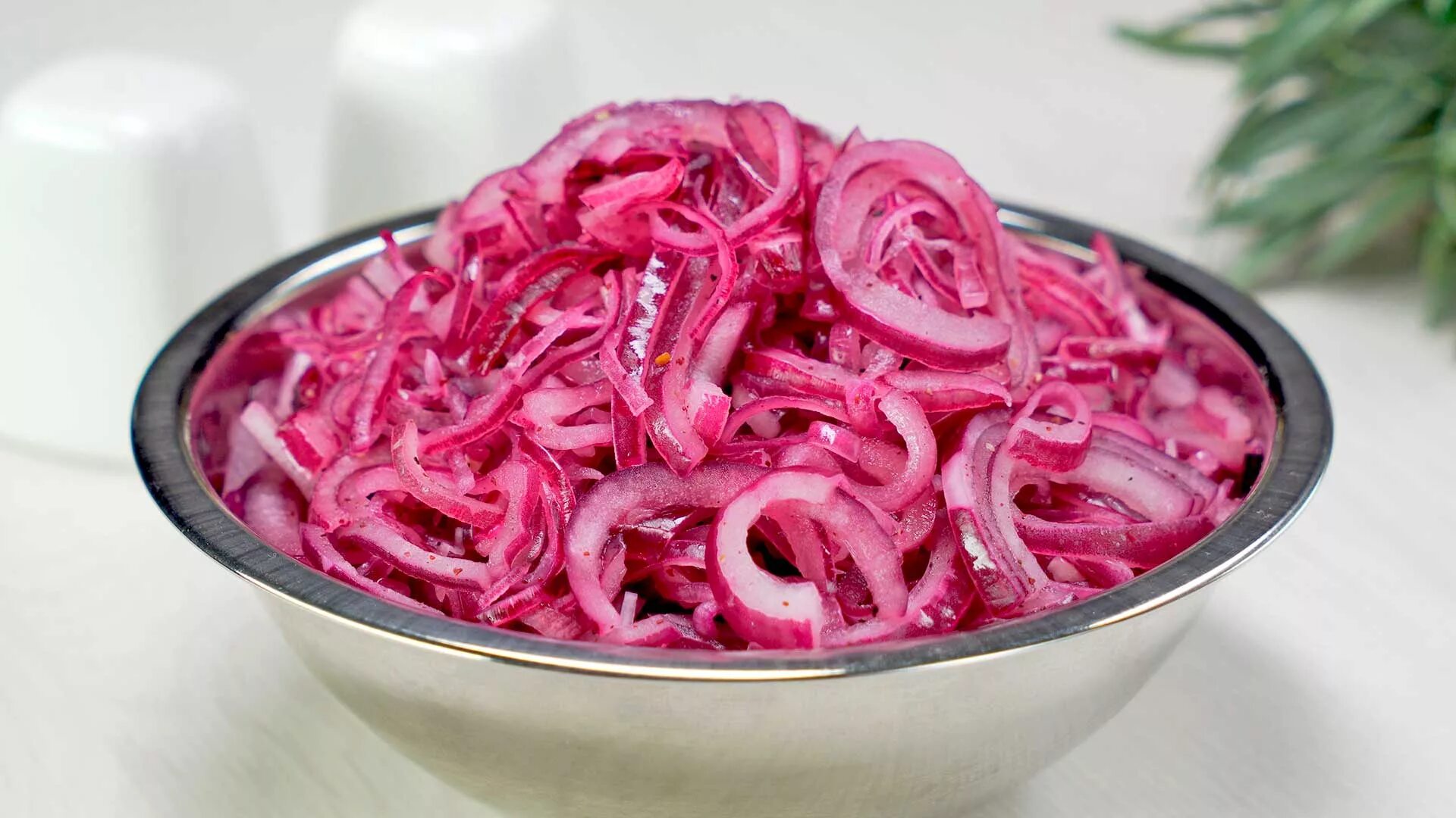 Как замариновать лук быстро и вкусно. Маринованный красный лук. лук репчатый маринованный. маринованный лук к шашлыку. маринованный красный лук к шашлыку.
