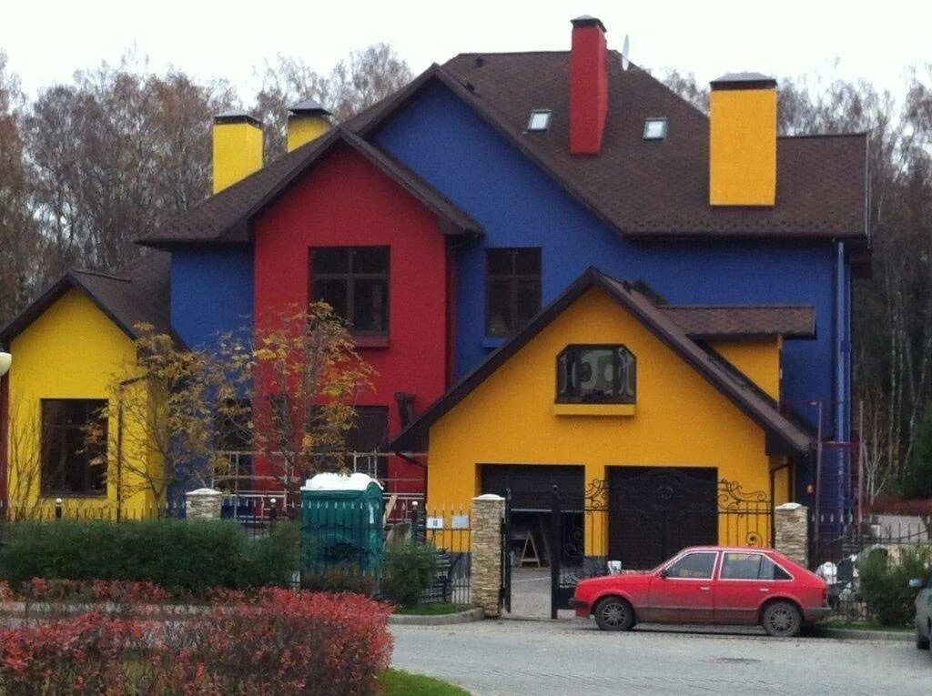Дом серо желтый. Разноцветный дом. Окрашенные фасады домов. Яркие фасады домов. Цветные фасады домов.