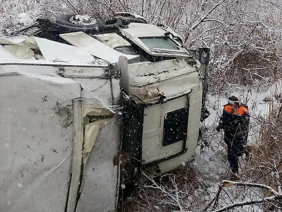 Упал набок. ЧП. Фура в овраге.