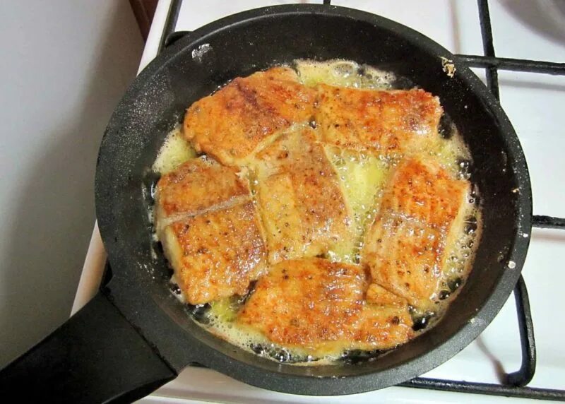 Жареный поджаренный. Рыба на сковороде. Рыба жарится на сковородке. Жарка на сковороде. Рыбка жареная на сковороде.
