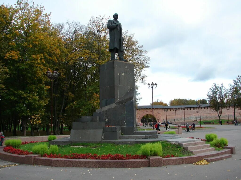 Великий Новгород статуя Ленина. Памятник Ленину в Великом Новгороде. Площадь Победы Софийская Великий Новгород. Статуя Ленина Великий Новгород площадь Победы. Великий пл