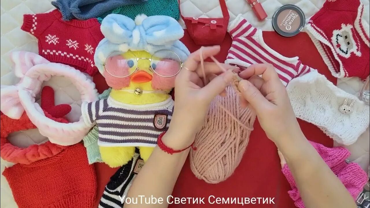 Мягкая игрушка уточка новогодняя. Свитер для куклы спицами с описанием. Схема вязания куколки маленькой. Бумажная одежда для уточки лалафан. Связать одежда для игрушки лалафанфан.
