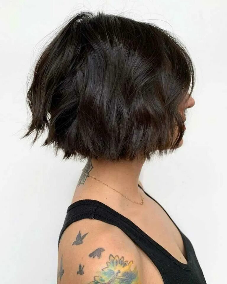 Стрижка гладкий боб 2023. Прическа боб каре 2022 боб. Стрижка на короткие темные волосы придающая объем. Деметриус стрижки каре. 2021 bob.