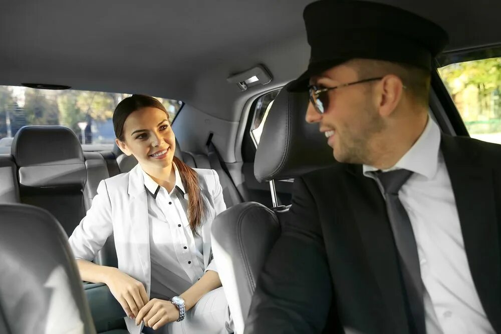 Private car. Такси для бизнес леди. Трансфер такси. Женщина в такси. Мужчина и женщина в такси.