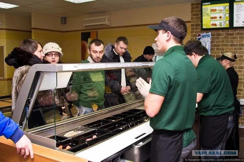 Сабвей работает. Subway персонал. сабвей сотрудники. subway работник. сабвей форма сотрудников.