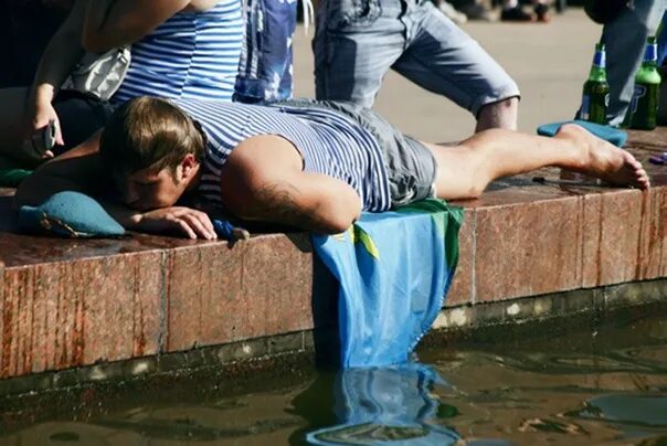 Спящий десантник. Алкаши в фонтане. Рощупкин алексей дмитриевич тверь. Спящий десантник. Бухие десантники.