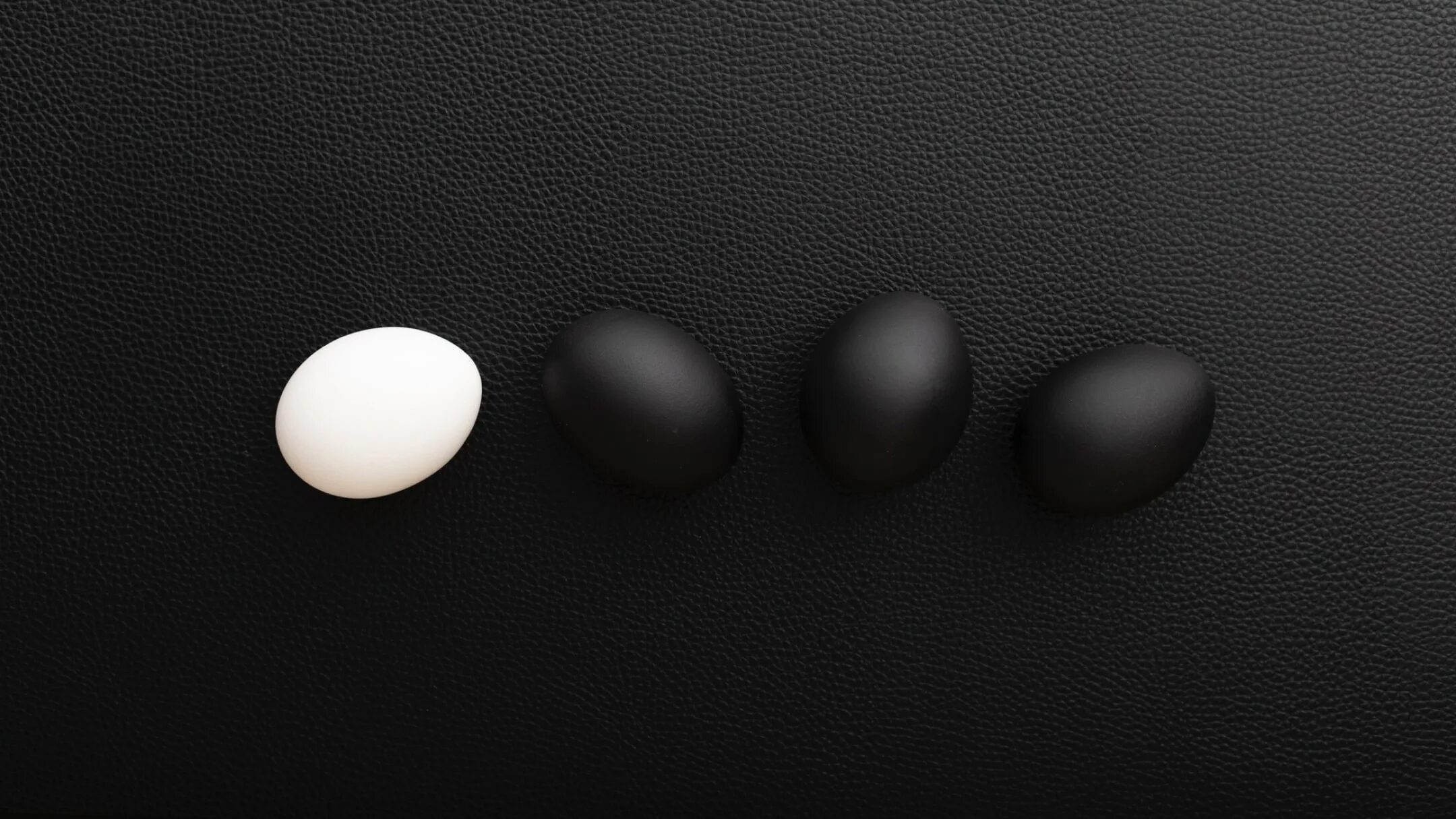 Яйцо стало черным. Черные яйца. Яйцо на темном фоне. Черные яички. Белое яйцо на черном фоне.