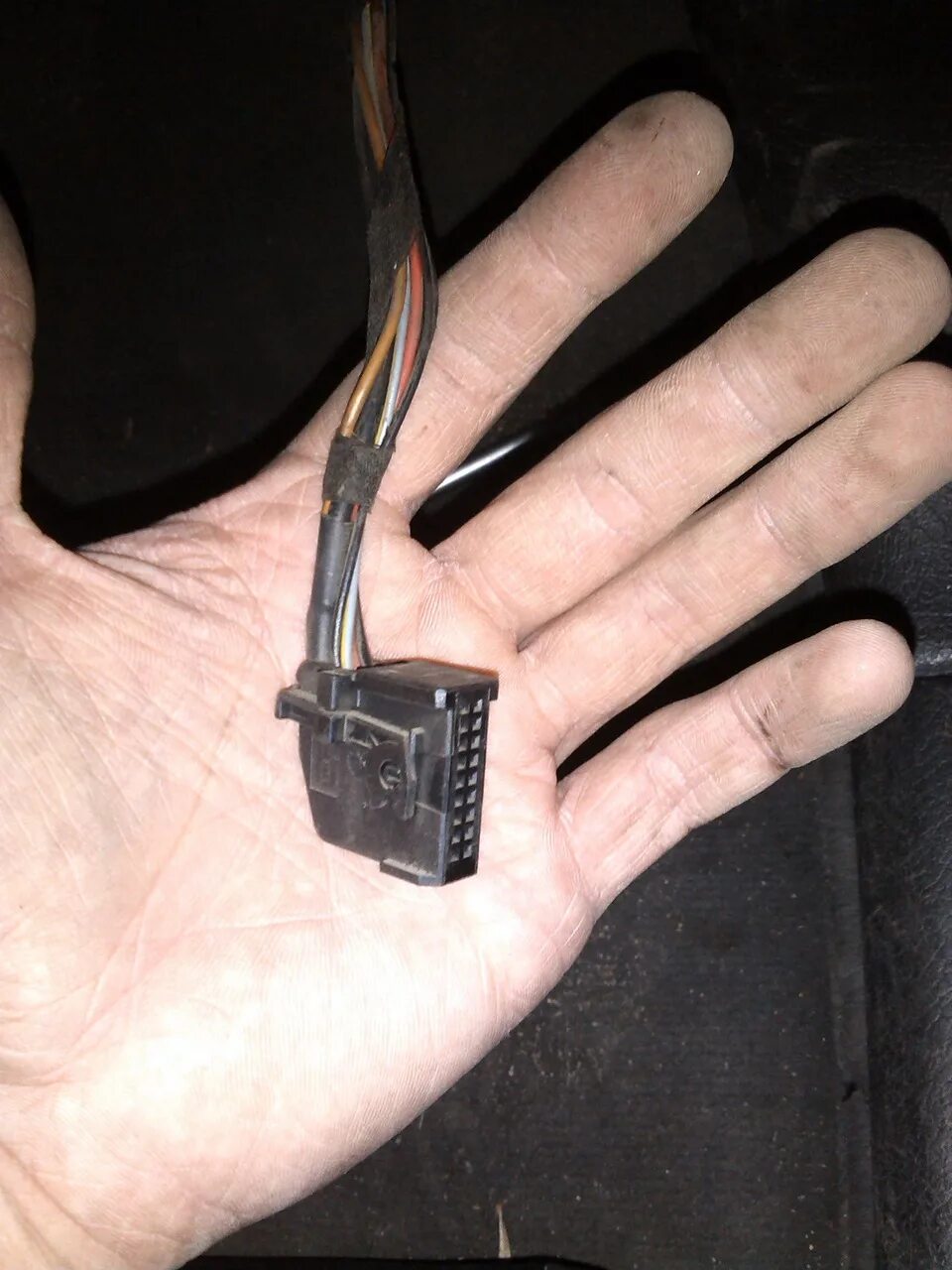 Opel omega 1997 obd. Opel omega b прикуриватель. Опель омега б сервисный разъем. Opel vectra b 1997 диагностический разъем. Фишка на антенну на opel omega b 2.