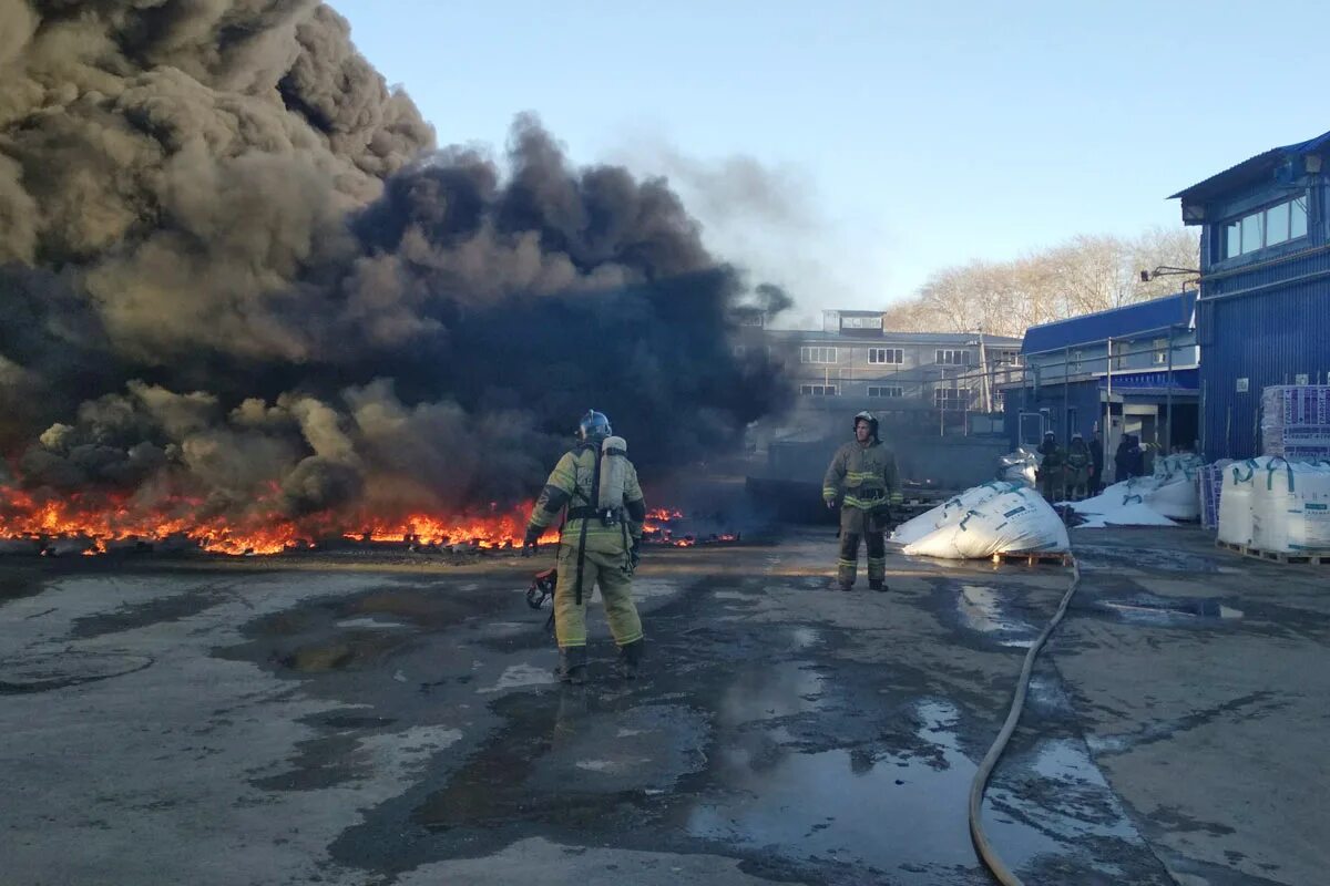 Полимер горит. Пожар на нпз в тюмени. пожар на заводе. сгоревший завод. в тюмени горит завод.