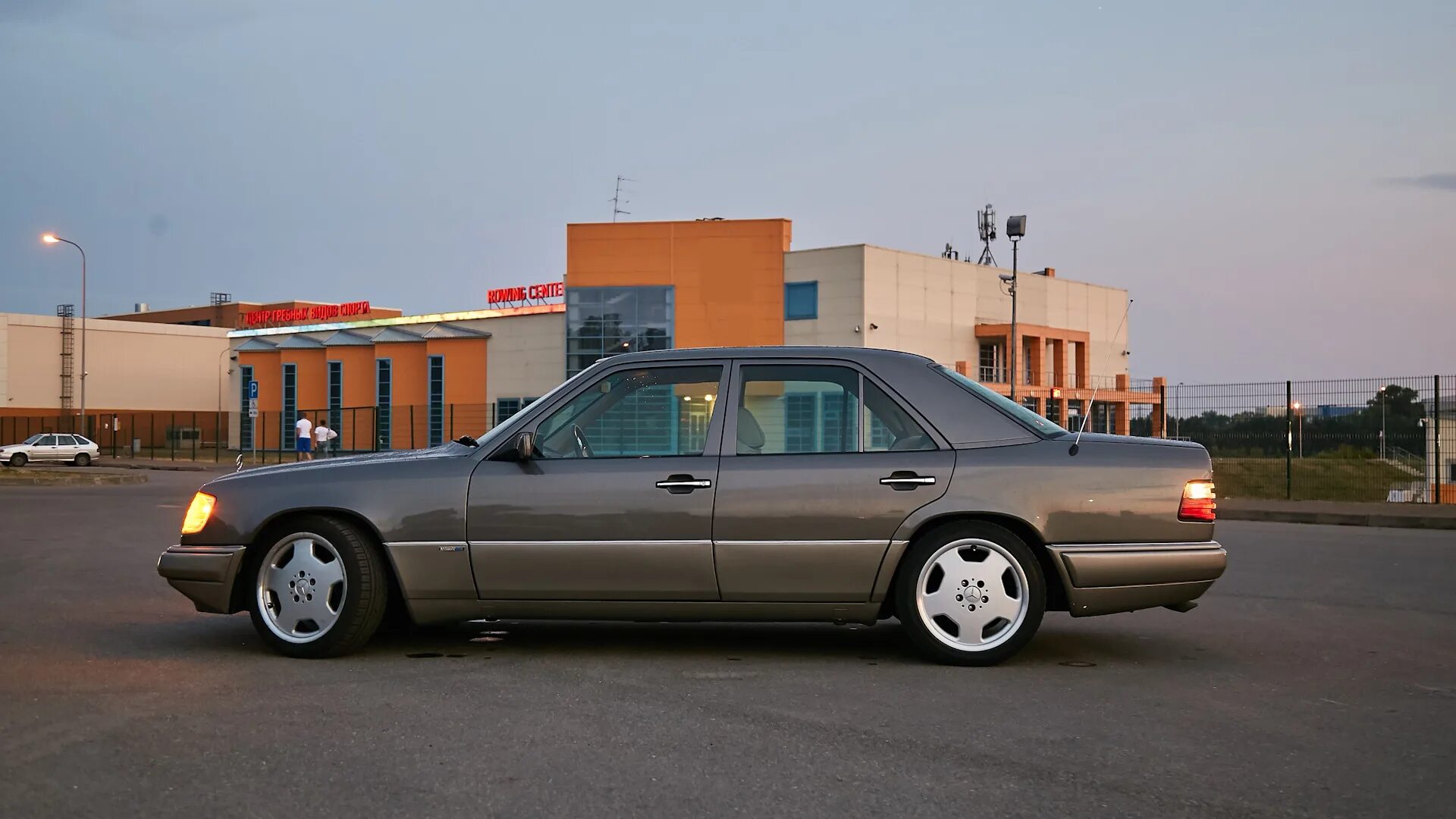 Авито мерседес w124. Мерседес 124 кузов. Мерседес w124 серый. Авито мерседес w124. Mercedes w124 e500.