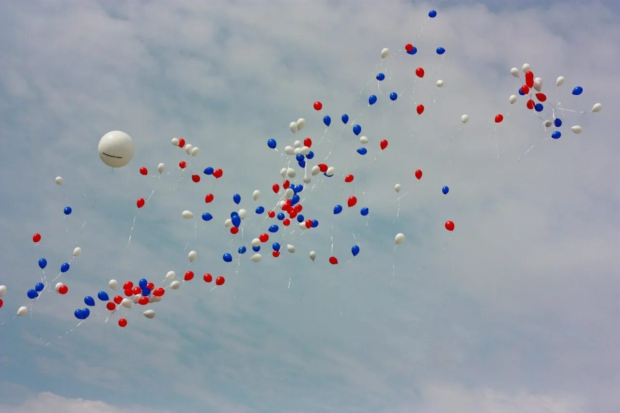 Город ангелов беслан 2004. Шарики школьники 1 сентября. Небо 1 сентября. Запуск шаров в небо. Шарики в небе последний звонок.