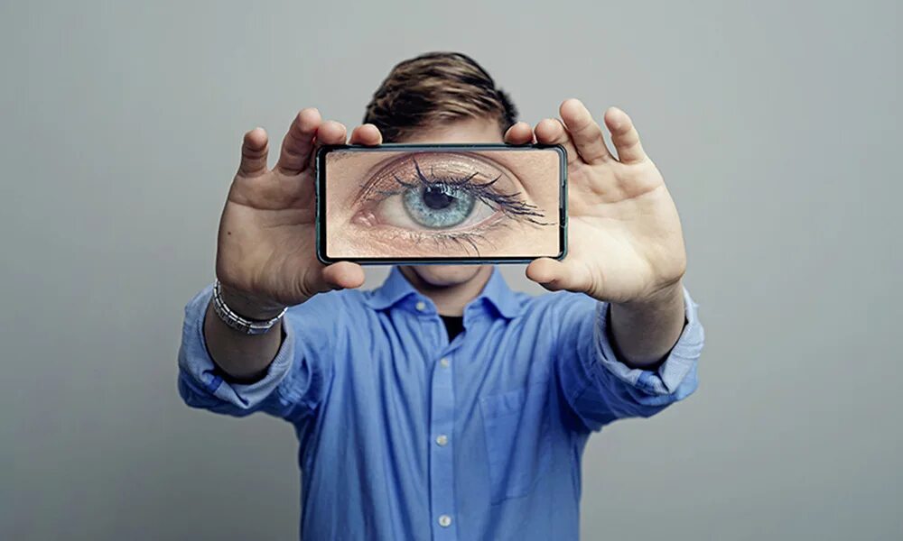 На на на постой на глаза. Смартфон с глазами. Глаз человека смартфон. Фокус на глаза смартфон портрет. Нагрузка на глаза от смартфона.