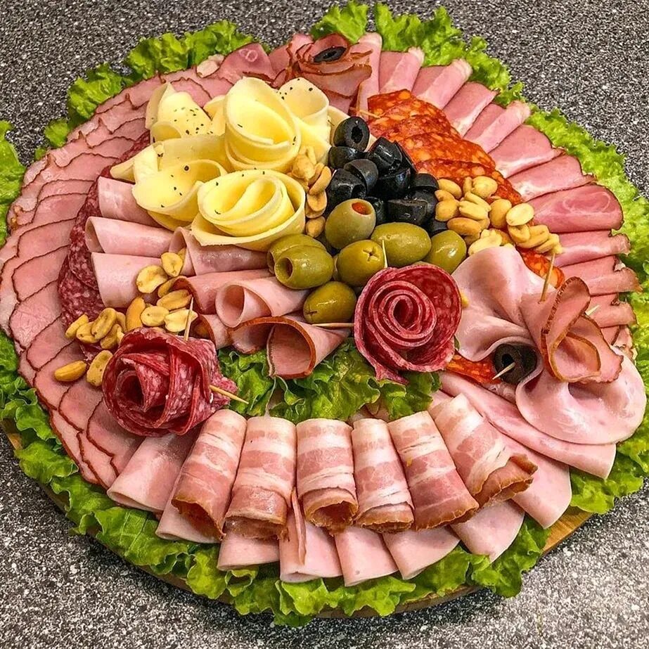 Мясная нарезка на человека. Красивая нарезка на праздничный стол. украшение мясной нарезки. мясная нарезка на праздничный стол. красивая мясная нарезка на праздничный.