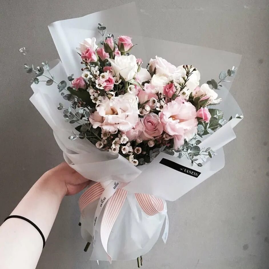 Упаковка цветов 2023. Упаковка цветов 2023. Стильная упаковка букета. Современная упаковка букетов. Модные букеты.