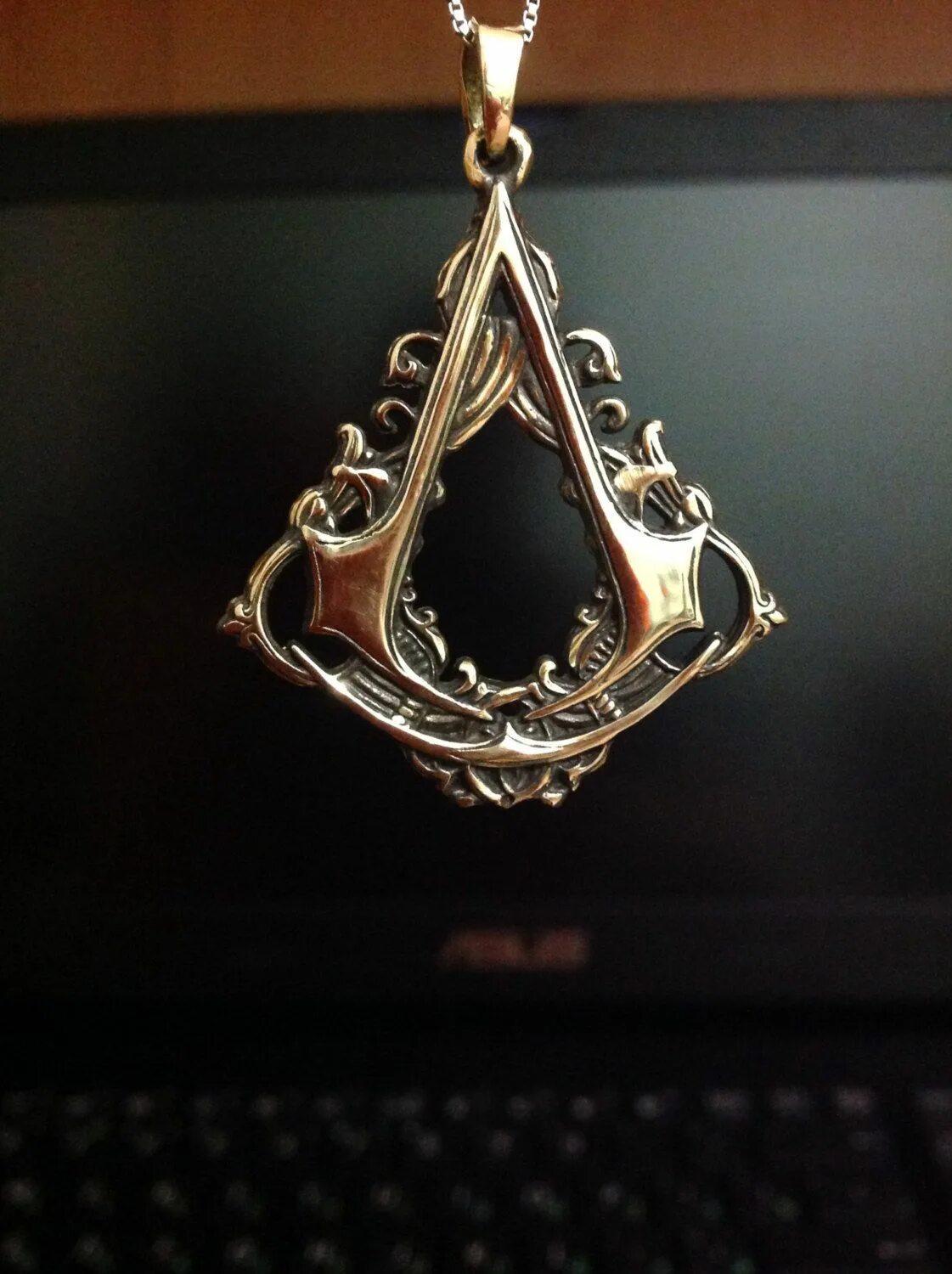 Кулон символ. Медальон ассасин крид. Кулон assassin's creed. Медальон ассасин. Подвеска эцио.