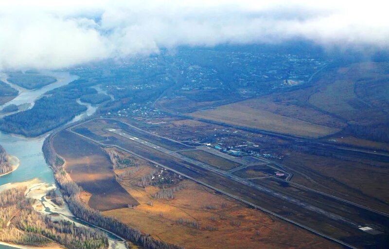 Аэропорт Горно-Алтайск. Аэропорт горный Алтай. Аэропорт Горно-Алтайск вид сверху. Аэродром Горно Алтайск.