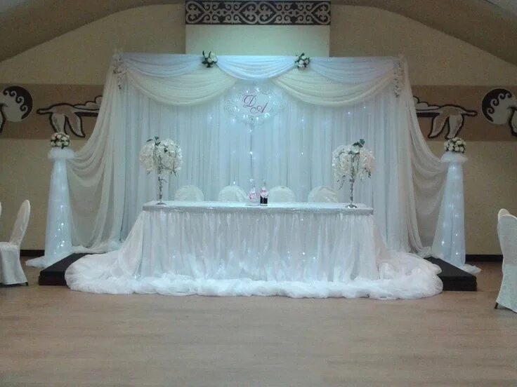 Украшение зала в белом цвете. Украшение зала на свадьбу в белом цвете. Подиум для молодоженов. Оформление подиума для молодоженов. Украшение свадебного зала белого цвета.