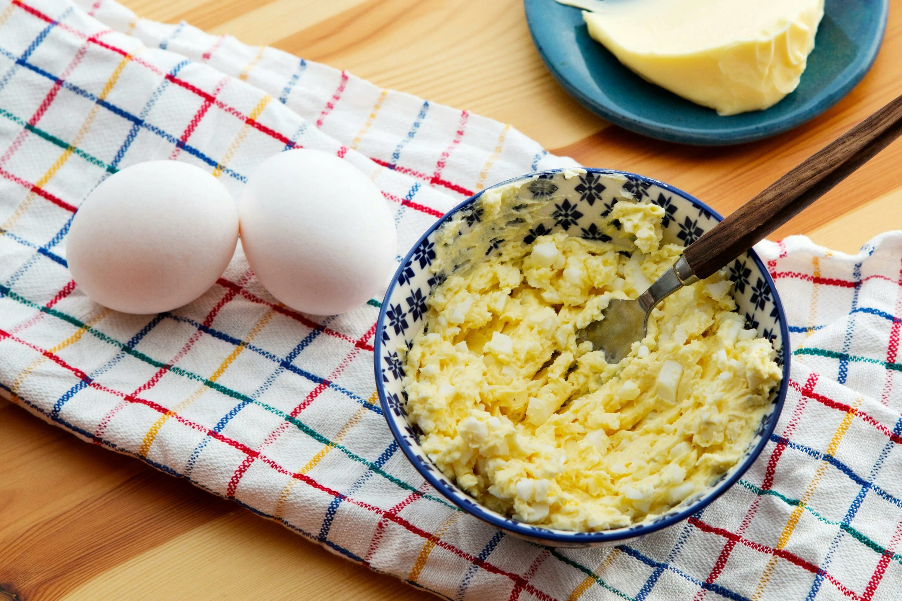 Яйца со сливочным маслом. Яичная каша. Кето завтрак из яиц. Яйца и сыр. Что можно приготовить яйца лук