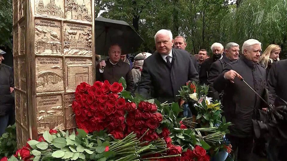 Могила Юрия Лужкова на Новодевичьем. Новодевичье кладбище Лужков. Памятник Лужкову на Новодевичьем кладбище. Памятник Юрию Лужкову на Новодевичьем кладбище.