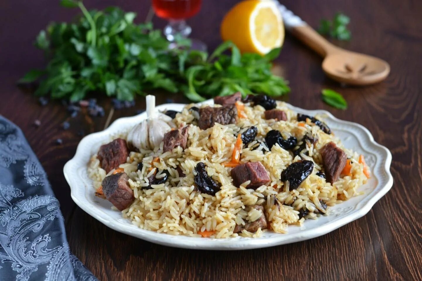 Плов из сухофруктов с рисом. Плов с курагой и черносливом и мясом. плов с курагой и черносливом. постный плов с черносливом и курагой. плов с телятиной.