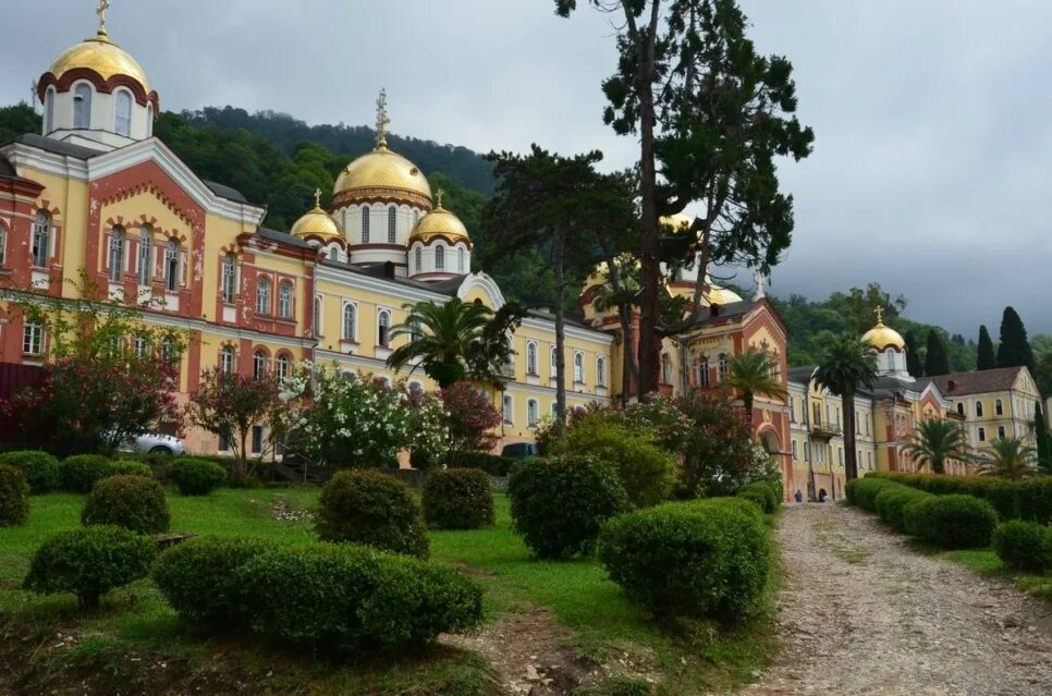 Новый афон находится. Абхазия новый Афон монастырь. Новоафонский монастырь новый Афон. Новоафонский Симоно-Кананитский мужской монастырь. Симоно-Кананитский монастырь в Абхазии.