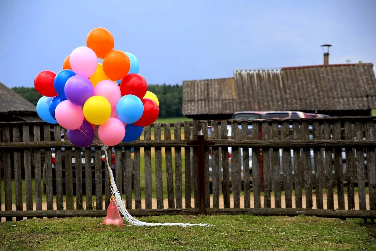 80 воздушных шаров. Воздушные шары. Воздушный шарик. Воздушные шары на улице. Шарики на веревке.