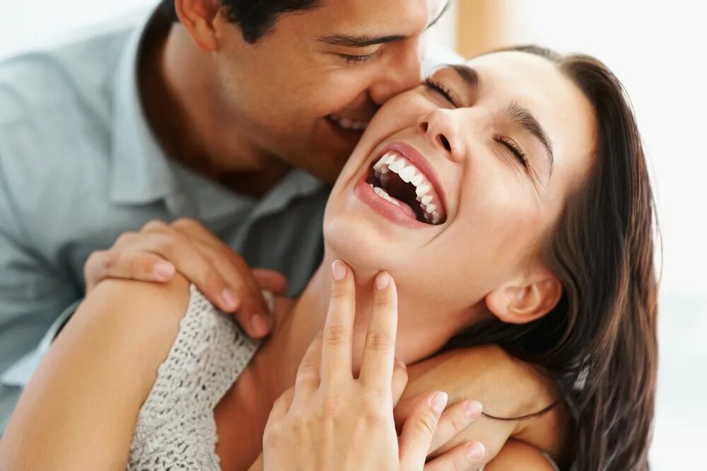 Отношения с мужчиной. Счастливые мужчина и женщина. Мужчина и женщина смеются. Мужчина и женщина улыбаются. Парень и девушка смеются.
