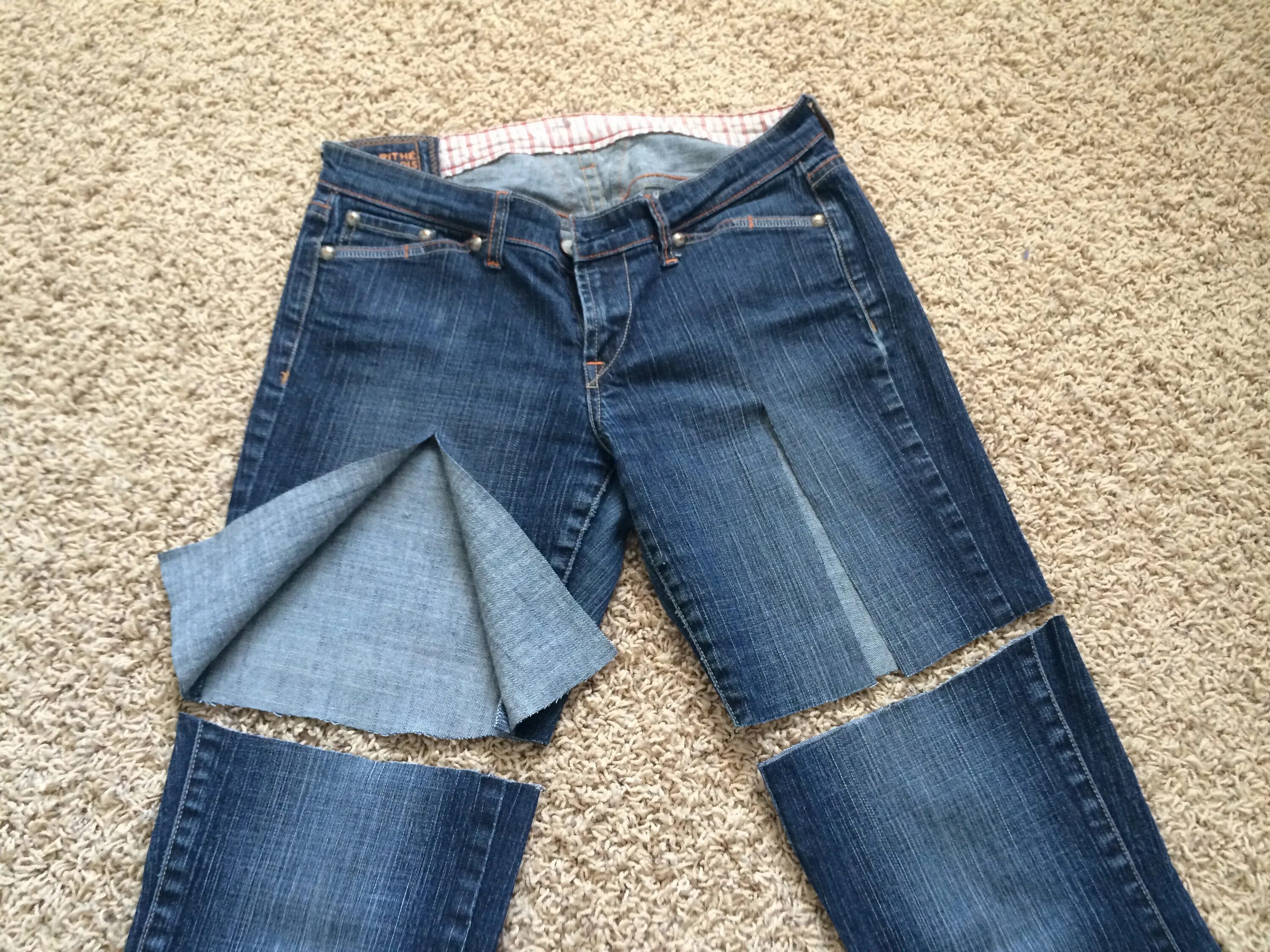 Штанины шорт. Старые джинсы. Перешить джинсы. Старые Обрезанные джинсы. Джинсы переделка.