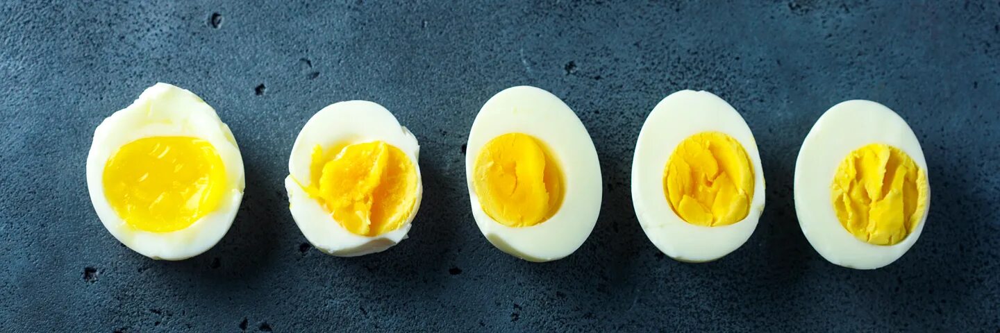 Можно ли есть варен яйца. Яйца всмятку и вкрутую. Яйца всмятку в мешочек и вкрутую. Желток яйца. Яйца всмятку домашние.