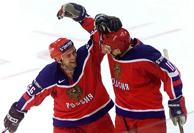 Хоккей 2001 год. Хоккей 2001 год. Хоккей 2001 год. Хоккеисты выходят из автобуса. Хоккей суперлига 2002.