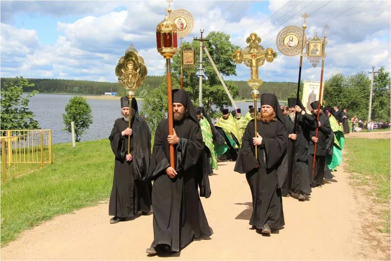 Крестный ход в белгороде сегодня во сколько. Волжский крестный ход 2022 года. Митрофано Тихоновский крестный ход 2022. Волжский крестный ход 2022 Исток Волги. Крестный ход Павлово Дивеево 2023.