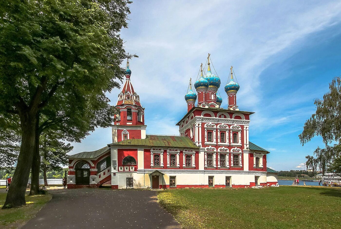 Углич фото города достопримечательности. Церковь царевича Димитрия на крови Углич. Город Углич Церковь Димитрия на крови. Угличский Кремль Углич. Церковь царевича Димитрия на крови в Угличе иконостас.