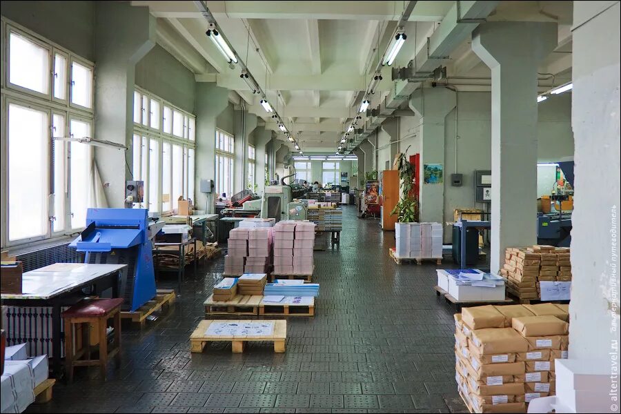 где работает типография. переплетчица в типографию. работник типографии. типография изнутри. где работает типография.