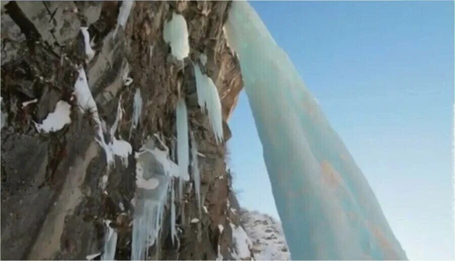 Обрушился водопад. Водопад сосулька Камчатка. Вилючинский вулкан водопад. Замерзший водопад Камчатка. Сосульки на Камчатке.