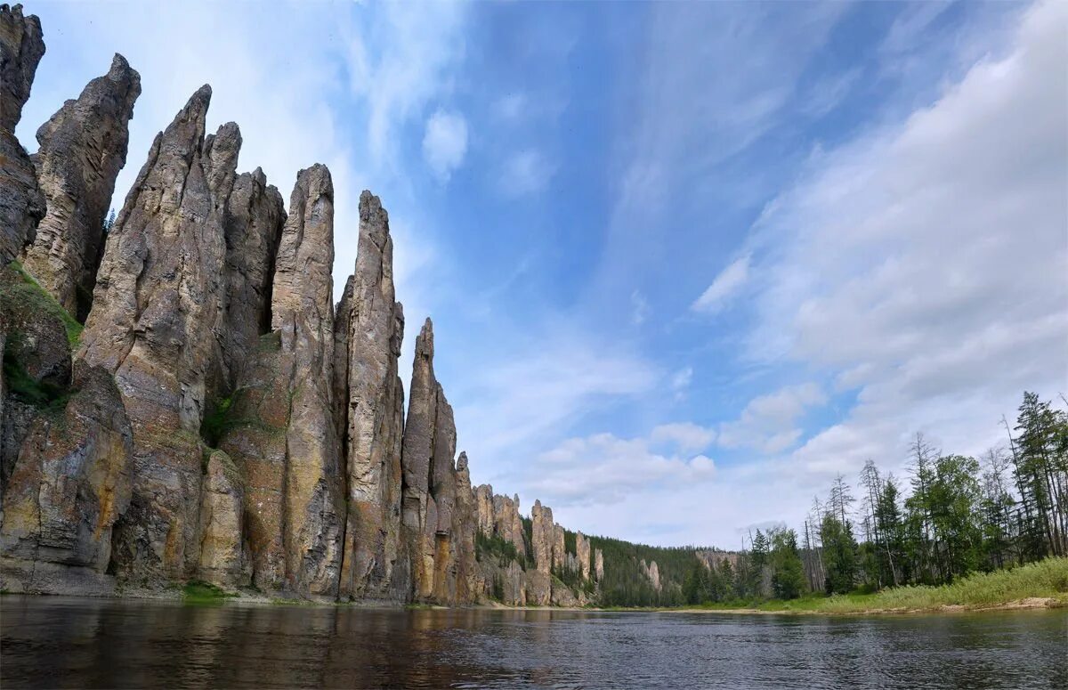 Фото памятника природы. Природный парк Ленские столбы. Риродный парк «Ленские столбы». Река Лена Ленские столбы. Национальный парк «Ленские столбы» в Якутии (Россия).