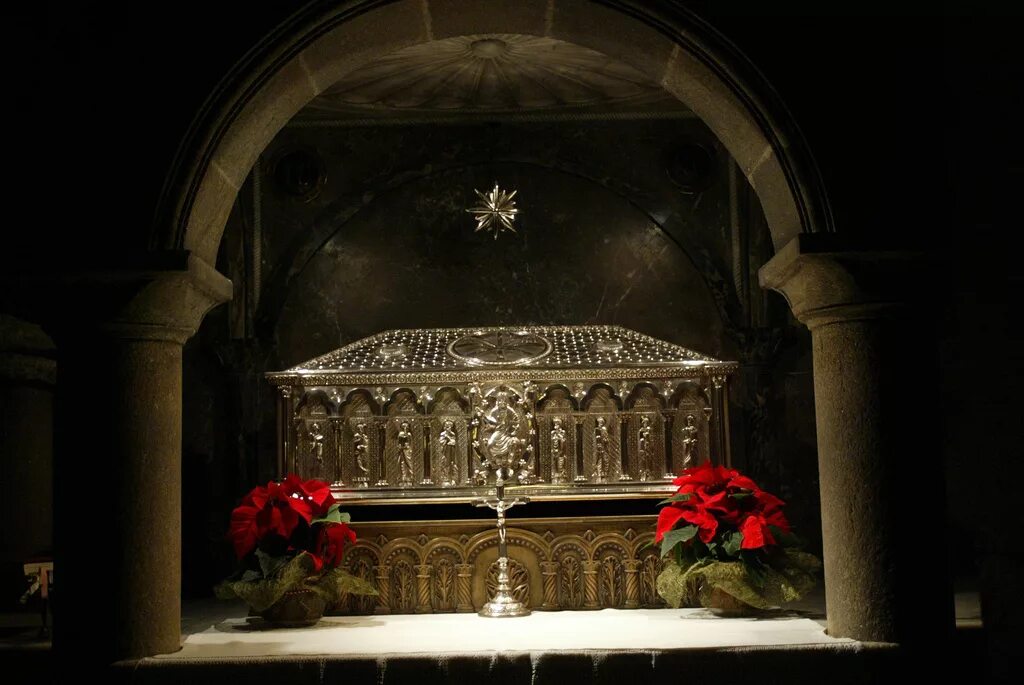 святыни католиков. святыни католической. святыни католической. компостела мощи святого апостола иакова. филадельфия кафедральный собор базилика.