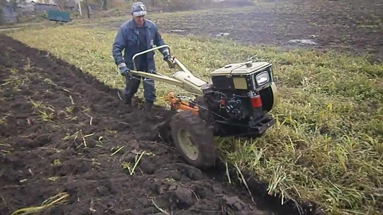 Плуг для пахоты на мотоблок. Мотоблок мб1080. Вспашка земли мотоблоком ЗУБР. Вспашка земли мотоблоком Целина.