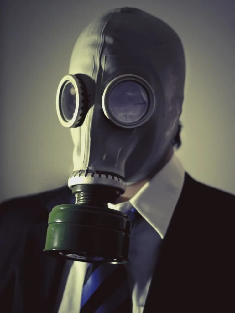люди в противогазах и химзащите. M17 gas mask man. противогаз с маской страх. противогаз ученого. ученый в маске.