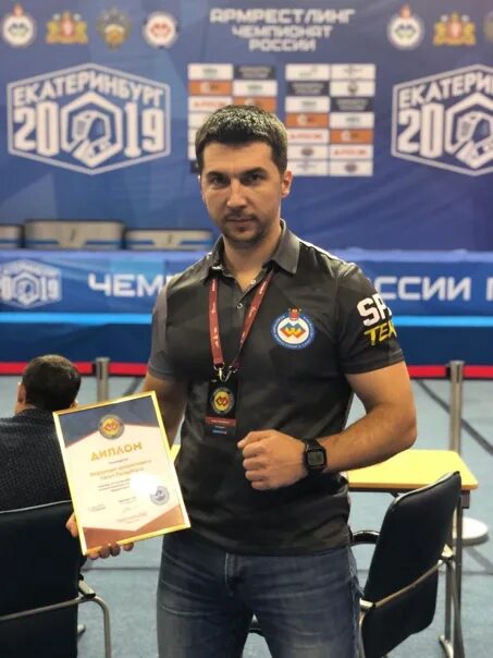 Перелом руки в армрестлинге. Соревнования по армрестлингу санкт петербург. Чемпион мира по армрестлингу. Армрестлер из россии. Армрестлинг спб.