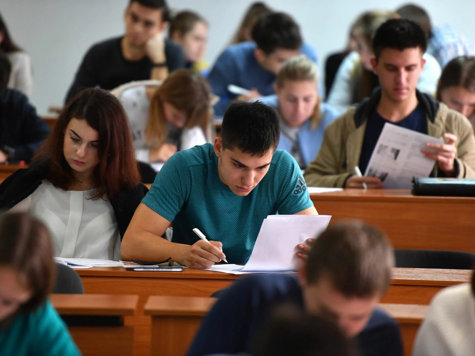 Студенты вузов заочной формы. Студенты в вузе. университет студенты. поступление в университет. учеба в колледже.