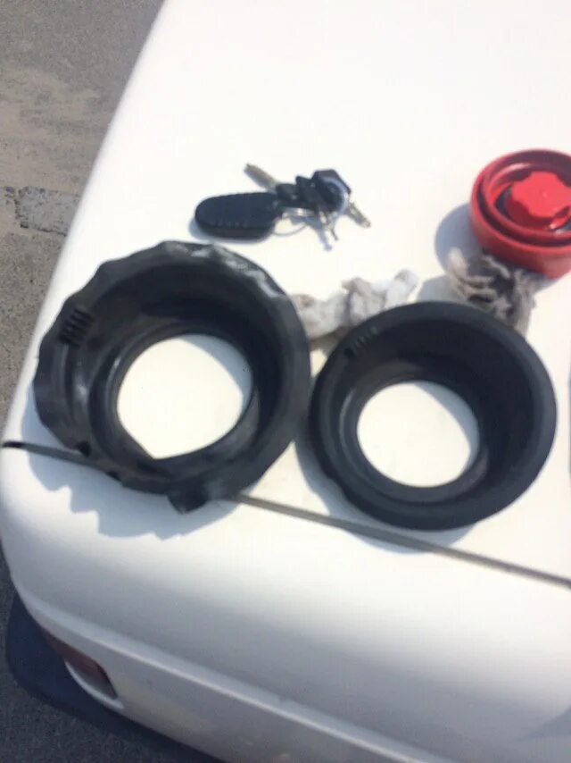 Резинка заливной горловины. Уплотнитель горловины бензобака 2110. Манжета горловины бака пежо 4008. Уплотнительная резинка крышки маслозаливной горловины уаз двиг 406. Уплотнитель горловины бензобака ваз 2110.