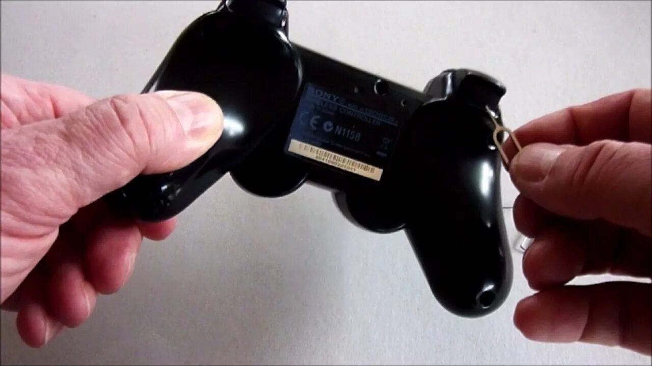 Почему не заряжается джойстик. Кнопка reset Dualshock 3. Джойстик Sony Dualshock 3 кнопка сброса. Кнопка reset джойстик ps3. Кнопка reset на джойстике ps4.