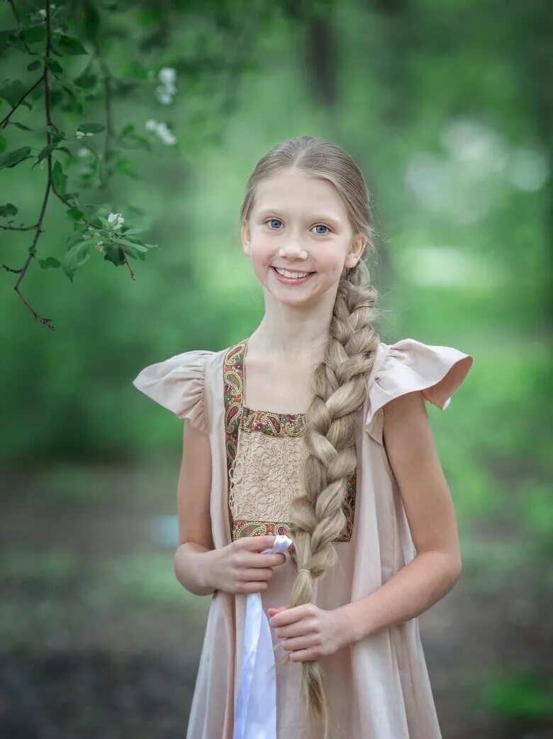 Героини сказок. Конкурс уральская краса длинная коса 2023. Краса чудо коса. Девка краса чудо коса. Девушка с косами.