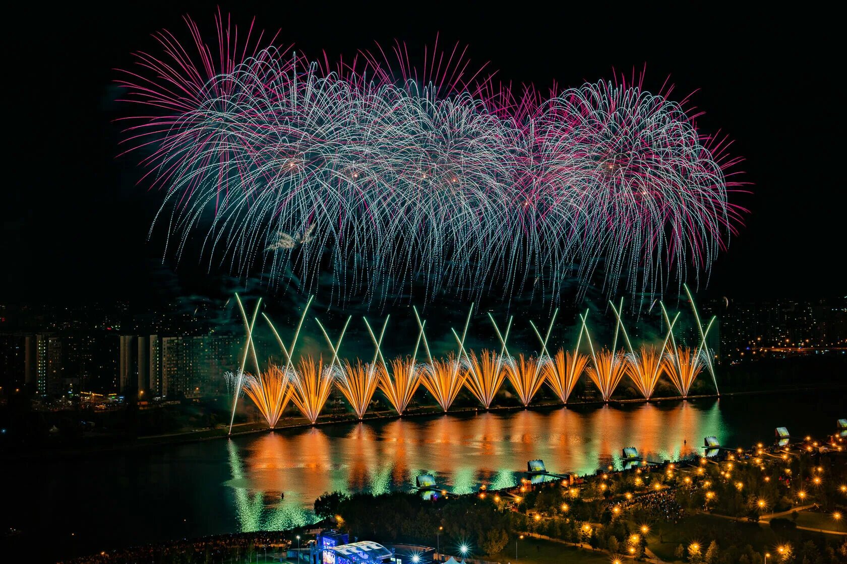 Фестиваль фейерверков в москве. Парад фейерверков в москве. Парад фейерверков в москве. Салют парк победы 2022. Ростех v международный фестиваль фейерверков.